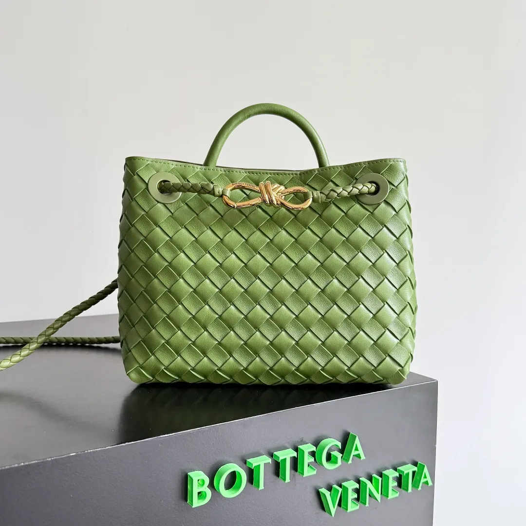 The 2023 new Andiamo batch of 1860 BV has been shipped‼ ️Really popular🔥The new Andiamo woven handbag launched by Bottega Veneta this season is really popular all over the world! ! Celebrities at home and abroad have worn it, and Oscar-winning actress Michelle Yeoh has taken it out on the street. Song Jia, Trai Yara, Yu Feihong, Sanji Ayaka, Rosie Hunting-Whiteley, Yoshioka Riho, etc. have all picked up this bag. It is classic and versatile, showing off its temperament, and the bag capacity is also large, which is very convenient for daily commuting! ! A variety of carrying methods, the shoulder straps can be adjusted by yourself, the original lambskin feels soft and delicate, and the unisex style breaks gender boundaries and brings a more practical and longer-lasting use experience. Andiamo, which has both elegant and casual styles, perfectly interprets the true appearance of "fashionable old money style". Style number: 743568 Size: 25*22*10.5cm